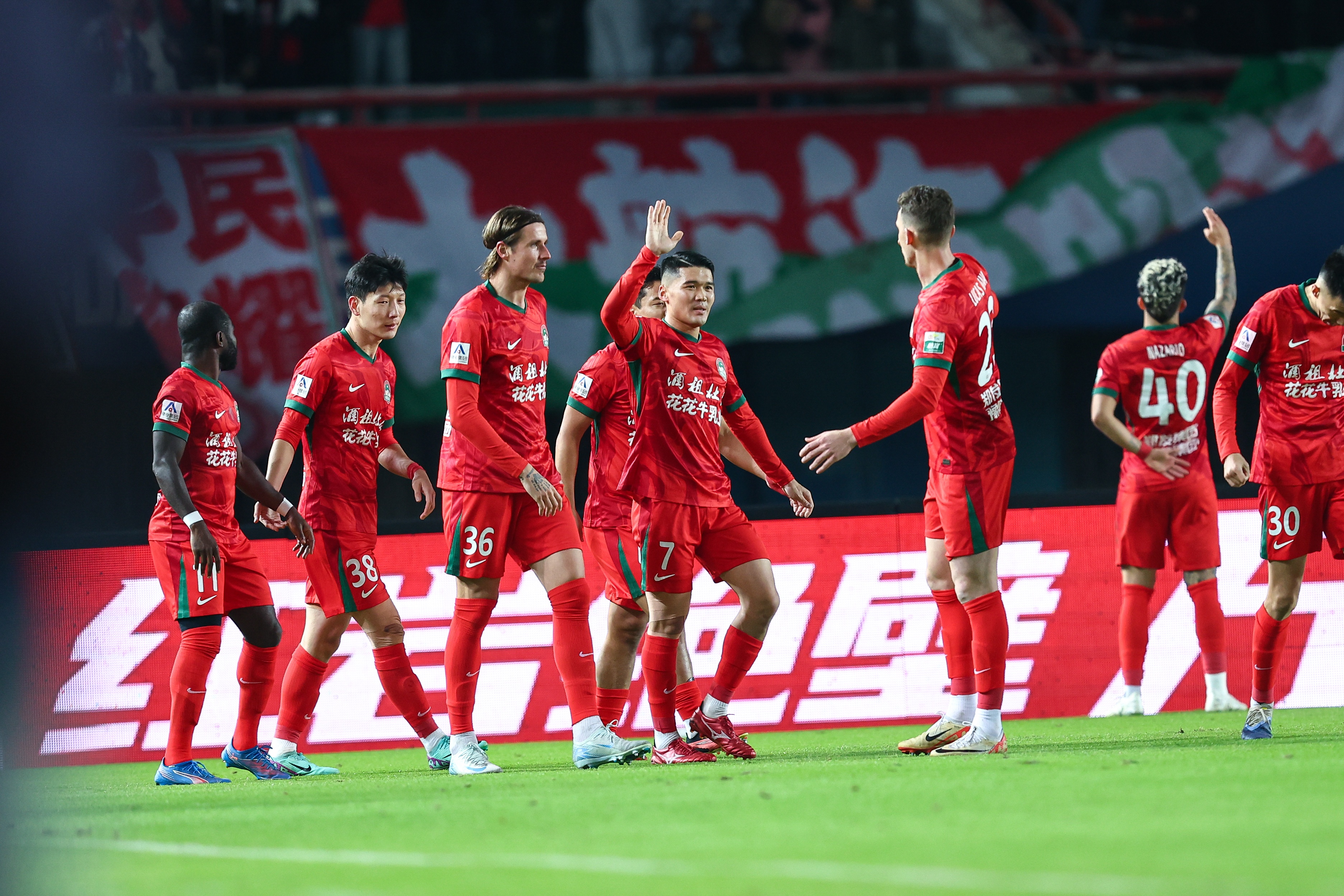 爱游戏官方入口-足球报：河南队新外援边锋落地昆明，尹聪耀、阿布拉汗已签约