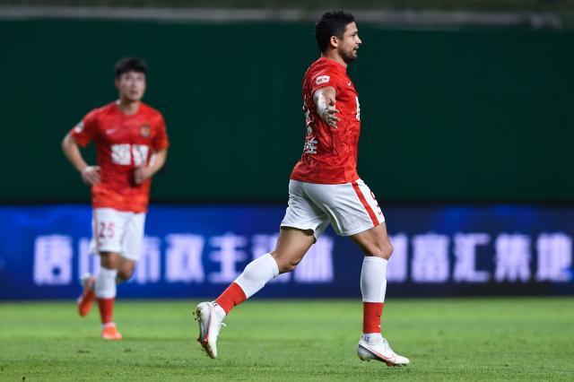 另类戴帽艾克森成德比新主角 离李金羽纪录仅2球